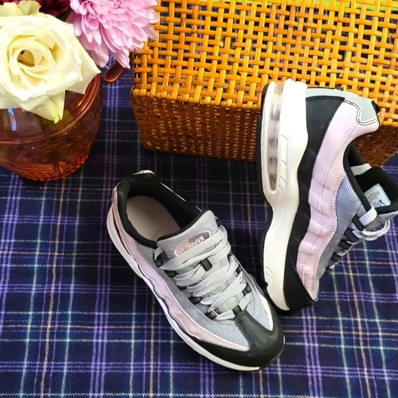 ❌️SOLD❌️ Girls Nike Air Max 95s Lilac, Grey, and Black Size 3 Youth - Picture 1 of 16